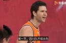 申花场边指挥情绪激动，莱比锡队员怒摔水瓶