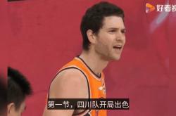 申花场边指挥情绪激动，莱比锡队员怒摔水瓶