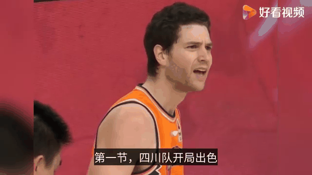 申花场边指挥情绪激动，莱比锡队员怒摔水瓶